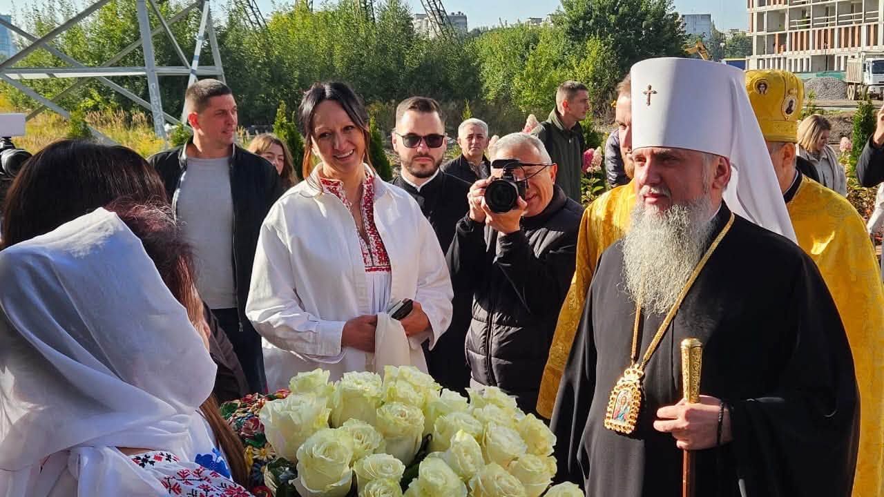 Храм знаходиться у мікрорайоні Варшавський на Виноградарі в Києві Епифаній
