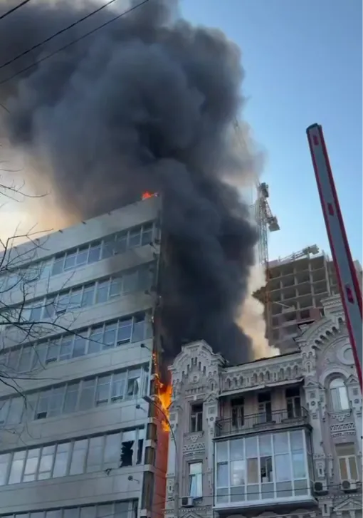 Наслідки атаки на Київ 28 вересня горить Добробут в Києві 28 вересня