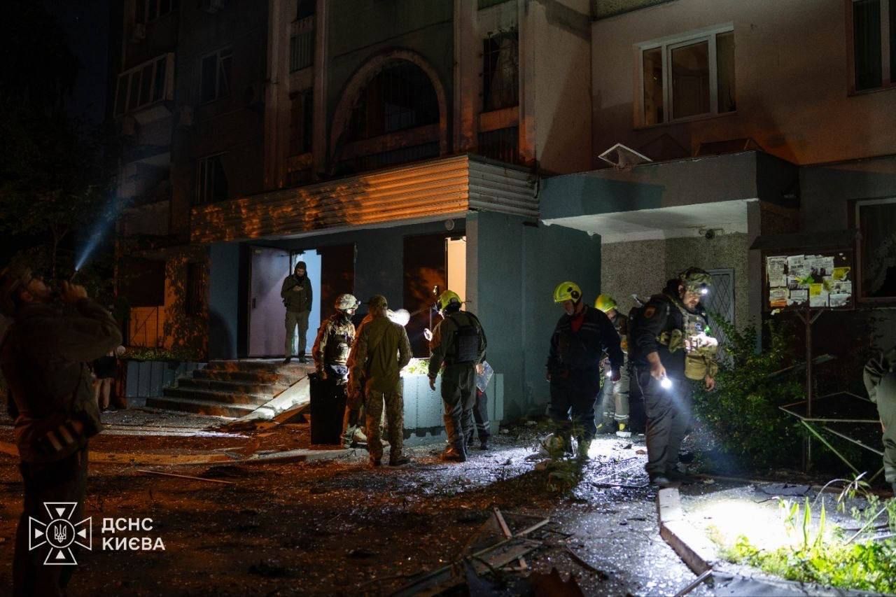 Влучання у житловий будинок на проспекті Європейського Союзу, на Виноградарі. Фото: ДСНС. Влучання у житловий будинок на Виноградарі