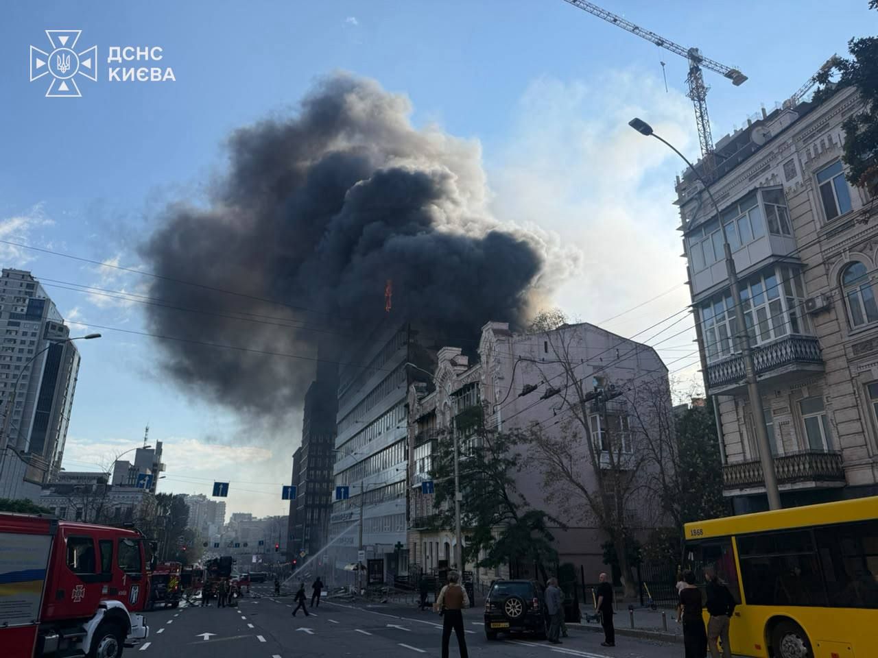 Наслідки атаки РФ по медичному центру «Добробут» у Голосіївському районі Києва Удар по медичному центру Добробут