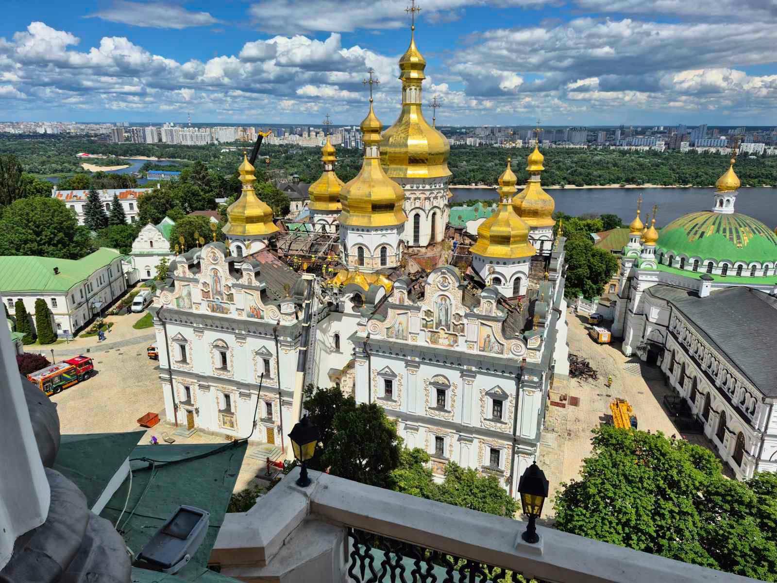 В результате российского удара пострадали не только крыша, но и купола и лепнина Собор
