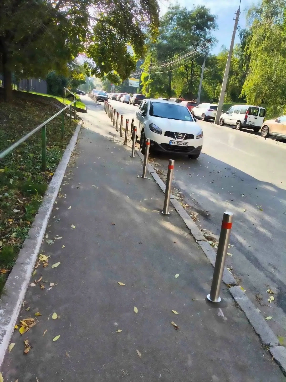 В Соломенском районе установили антипарковые столбики. Фото: facebook.com/solorgovua