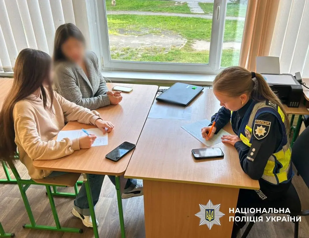 Поліція знайшла усіх, хто знущався й булив дівчину біля школи в Голосіївському районі - на батьків чекає штраф 1