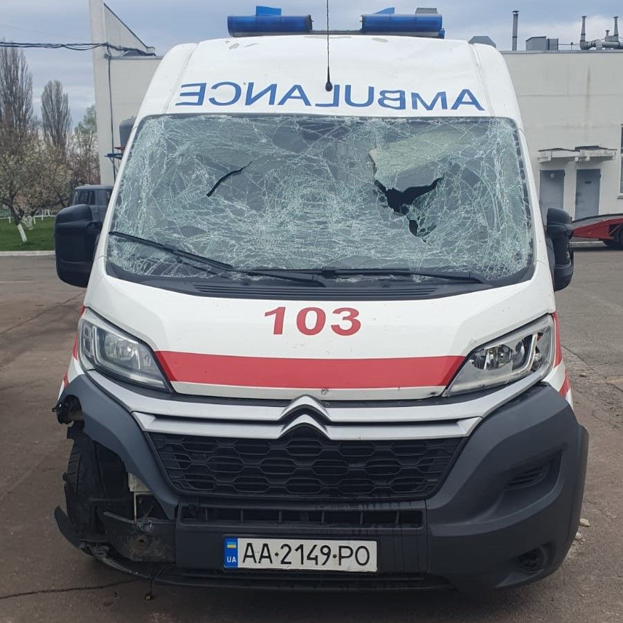 Пошкоджена автівка швидкої внаслідок ворожого обстрілу, фото: КМДА
