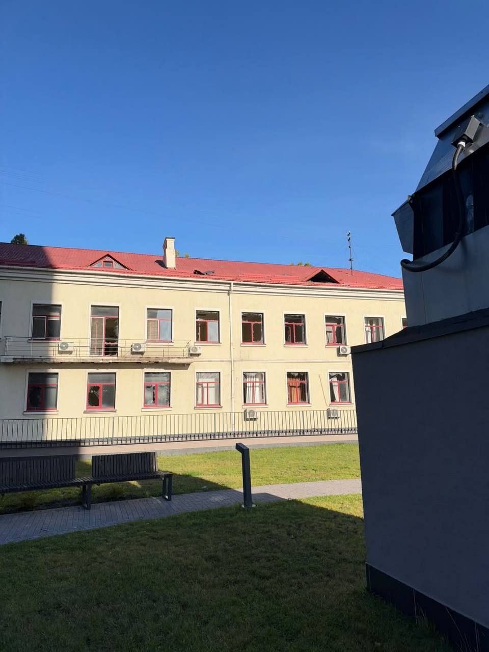 Пошкоджені вікна та фасад будівлі