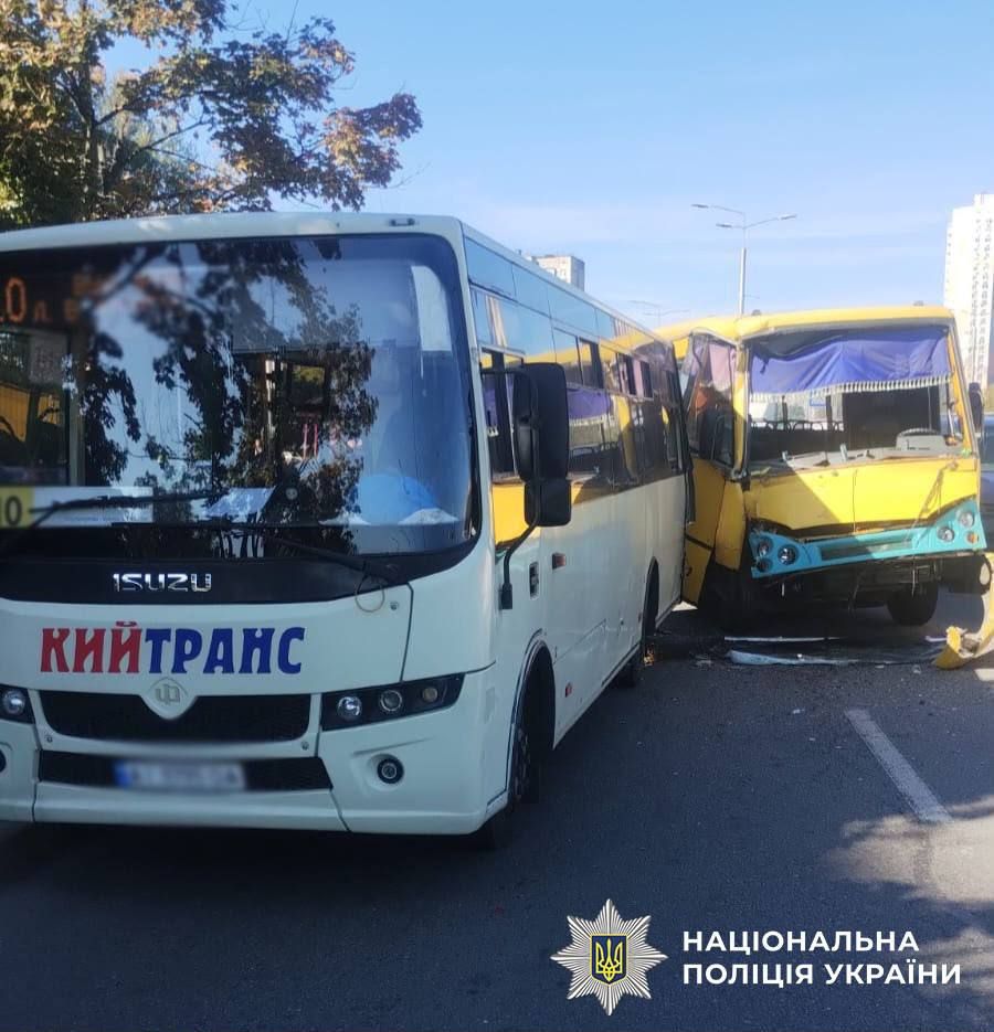 В Киеве столкнулись две маршрутки, фото: полиция Киева В Киеве столкнулись две маршрутки, фото: полиция Киева