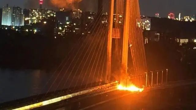 Пожар по одному из попаданий по Южному мосту Пожар по одному из попаданий по Южному мосту