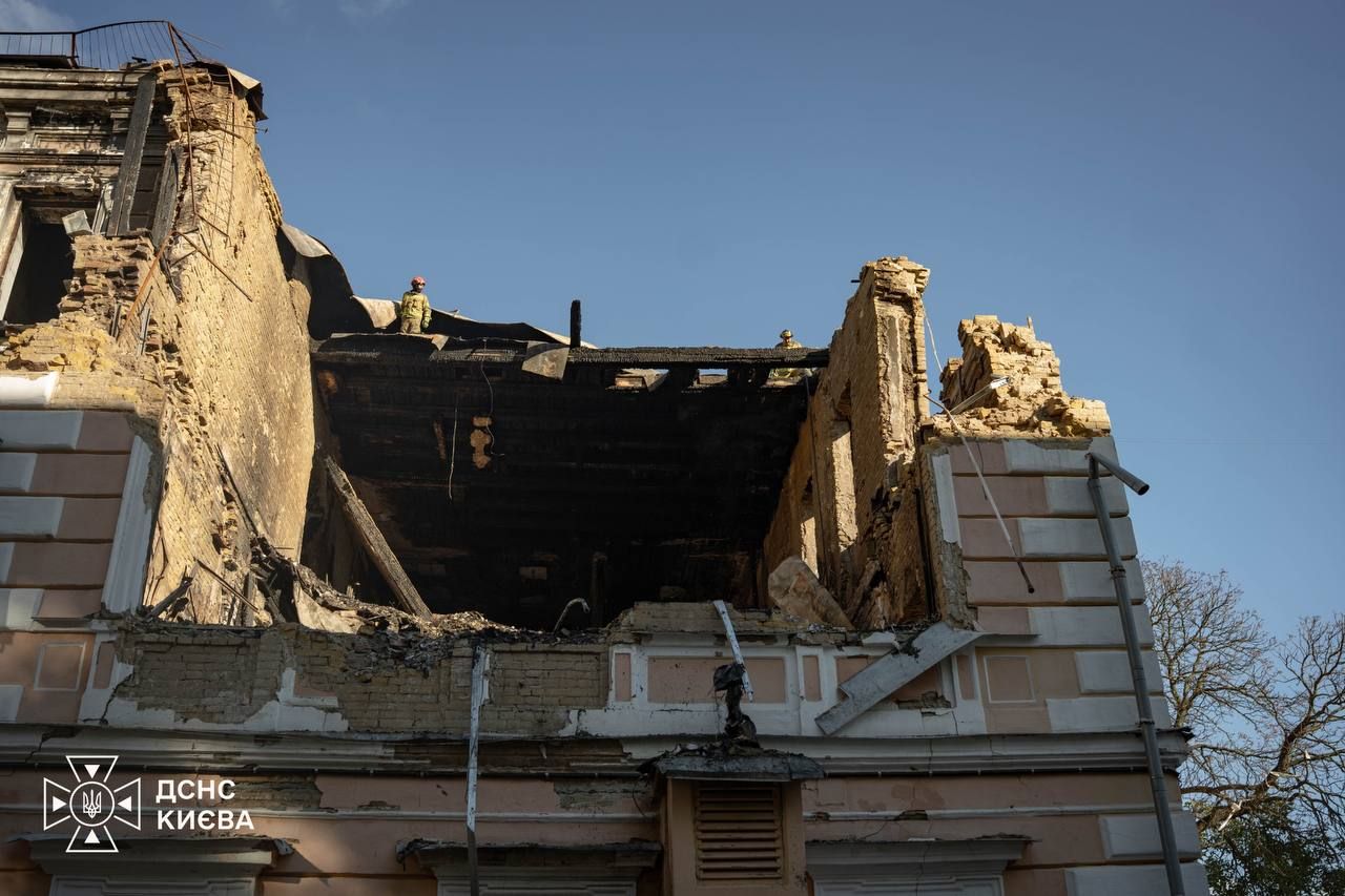 У будівлі НАН розібрали 40 кубометрів завалів. Фото: ДСНС
