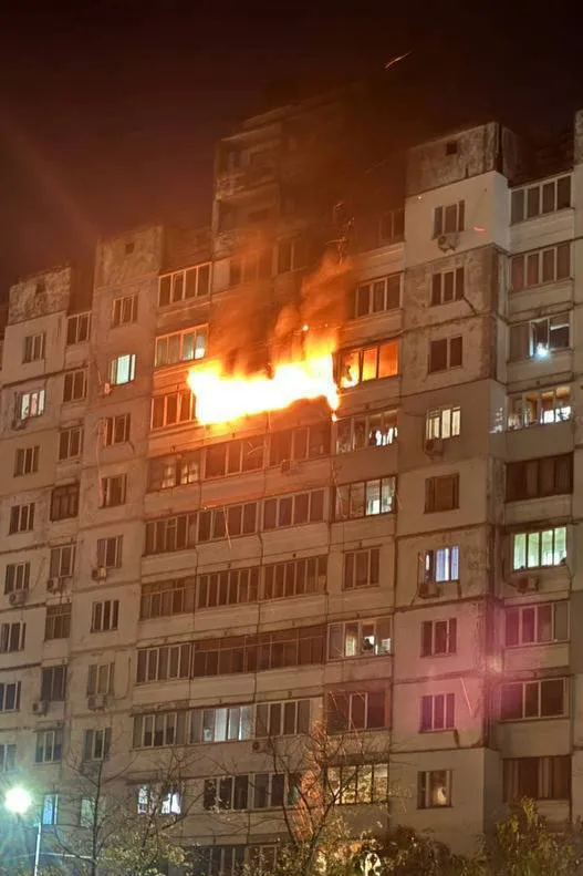 На місці удару здійнялась масштабна пожежа Пожежа