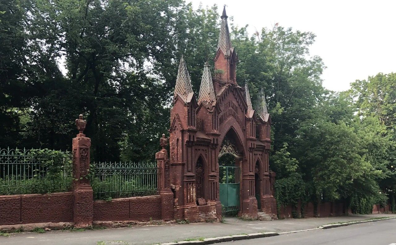 Лютеранські ворота Байкового кладовища, фото: Сергій Половко Лютеранські ворота Байкового кладовища, фото: Сергій Половко