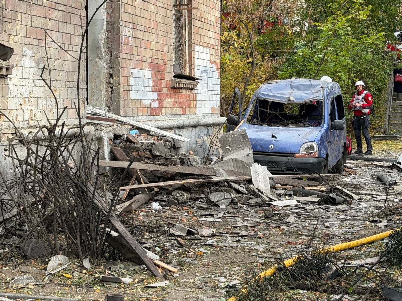 После обстрела загорелись автомобили атака на Киев 15 октября ГСЧС