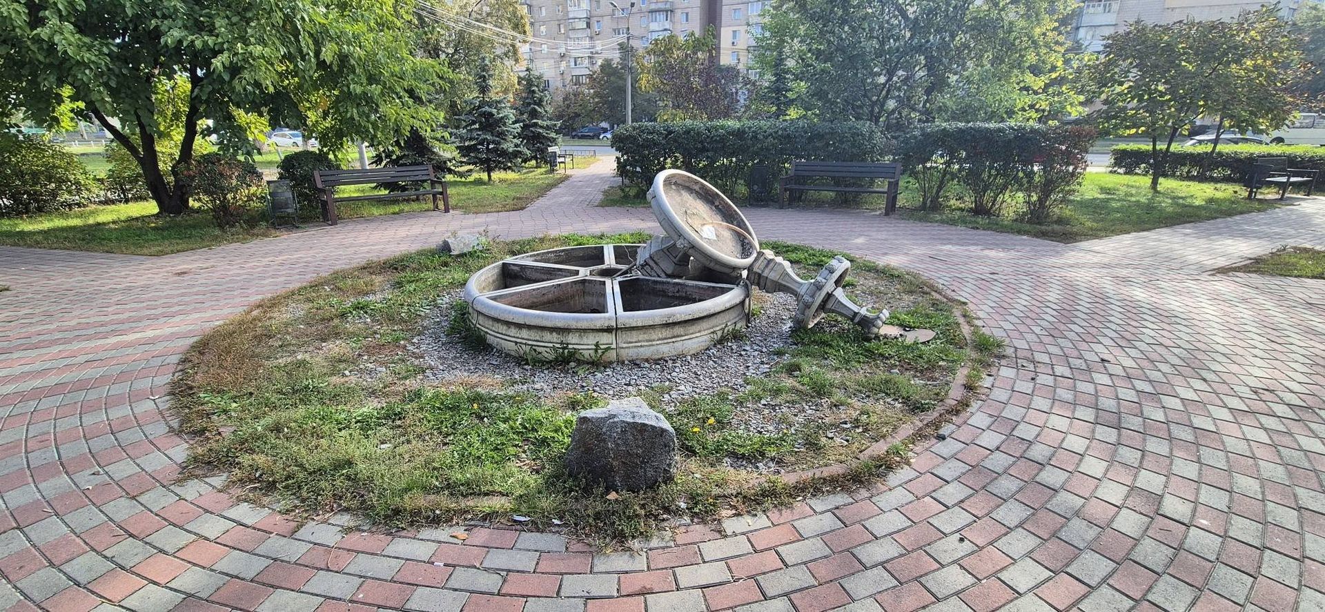 Разбит фонтан в сквере, фото: Алексей Кот