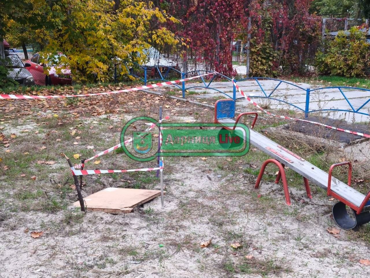 Киевлянка провалилась в яму на детской площадке