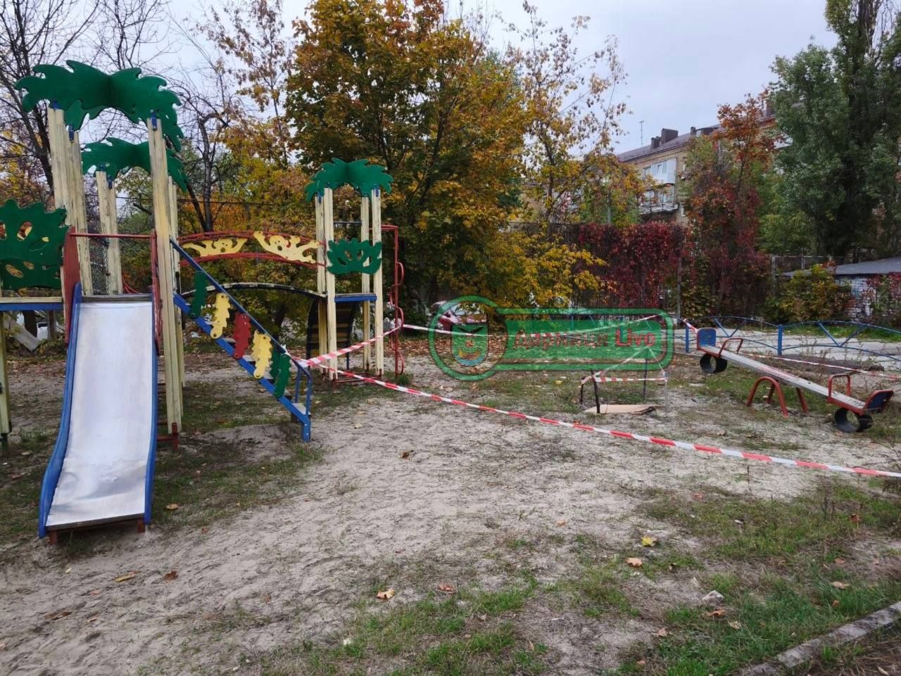Киевлянка провалилась в яму на детской площадке