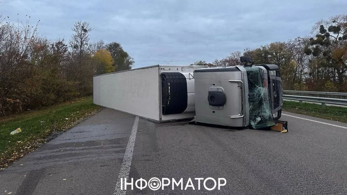 Біля Яготина на трасі Київ-Харків перекинулася фура, виник затор