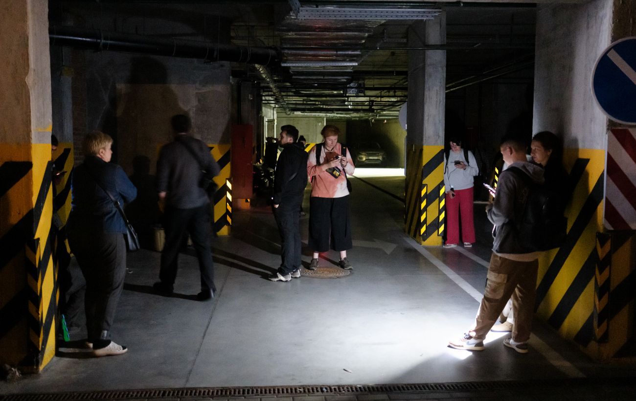 Люди в укрытии во время воздушной тревоги, фото: Виталий Носач Люди в укрытии во время воздушной тревоги, фото: Виталий Носач