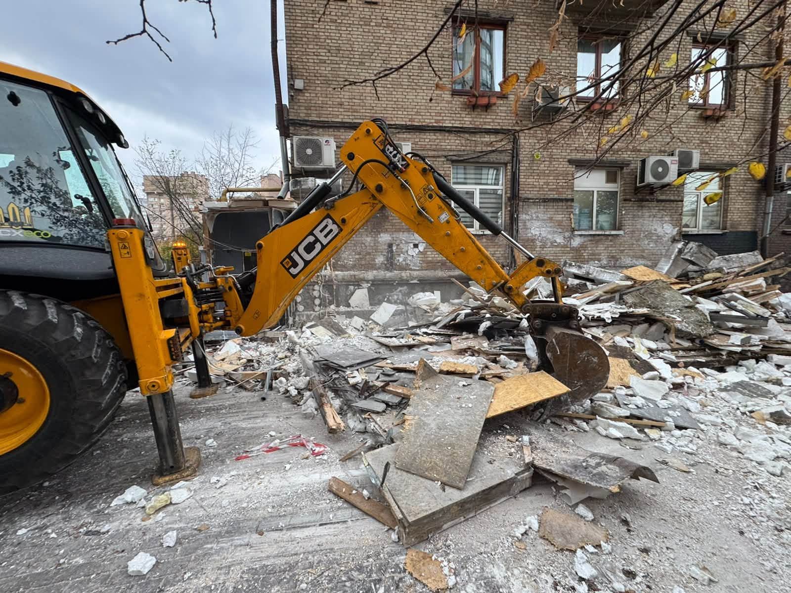 Демонтаж пристройки бара