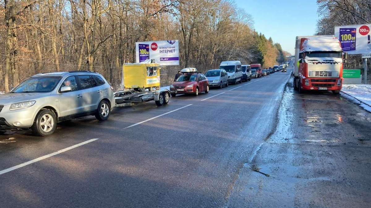 На Західному кордоні України утворилися черги
