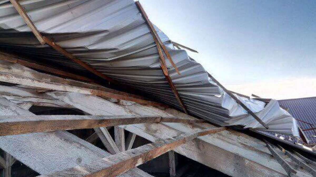 На Коломийщині вітер зірвав дах будинку культури