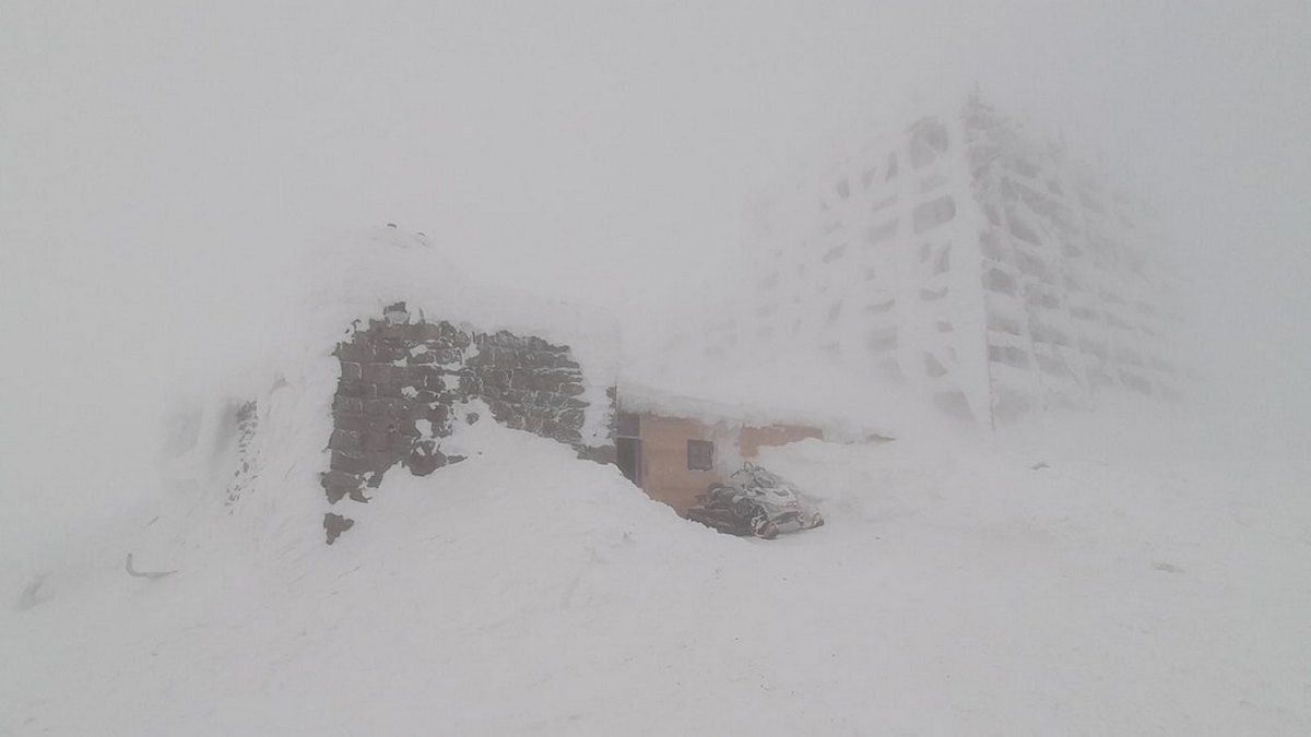 Через небезпеку сходження лавин прикарпатські рятувальники радять не ходити у гори