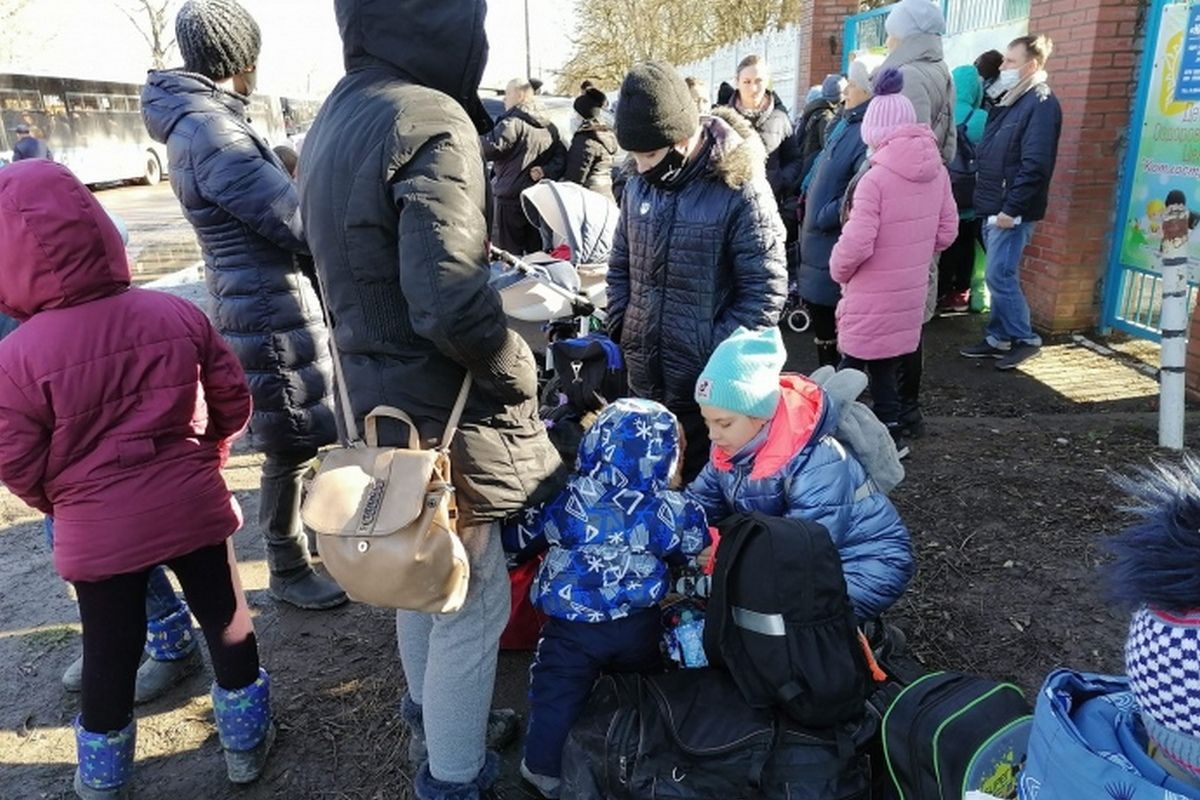 Сотні евакуйованих з ОРДО з вечора сидять у холодних автобусах 1
