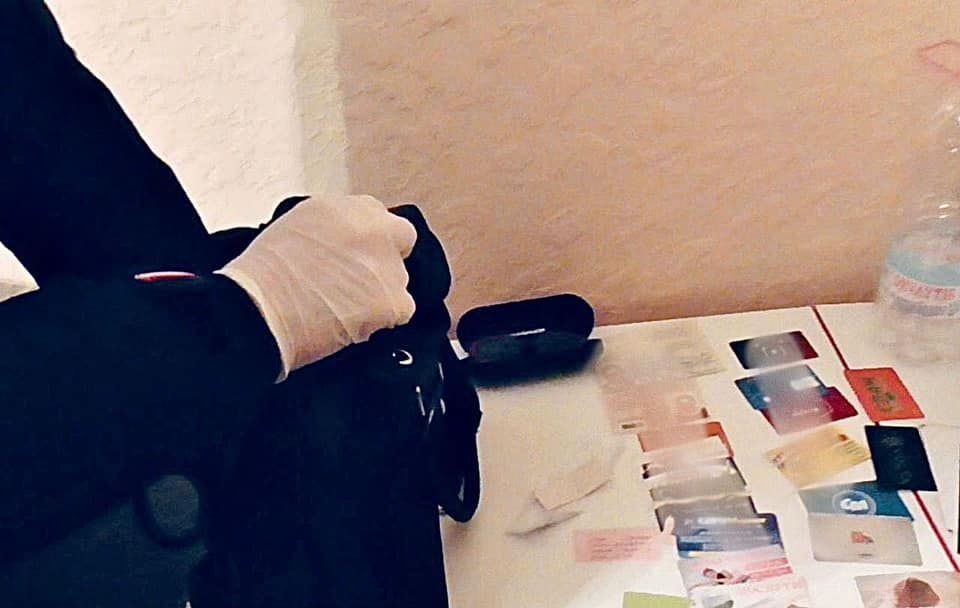 У Коломиї на чоловіка напали в під’їзді, вдарили по голові і забрали речі У Коломиї на чоловіка напали в під’їзді, вдарили по голові і забрали речі