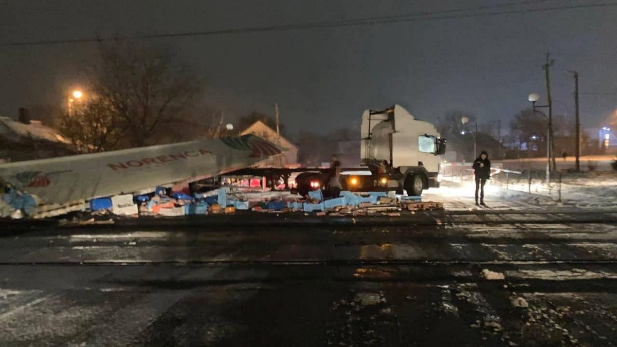 Потяг "Київ - Івано-Франківськ" зіткнувся з вантажівкою: постраждав чоловік