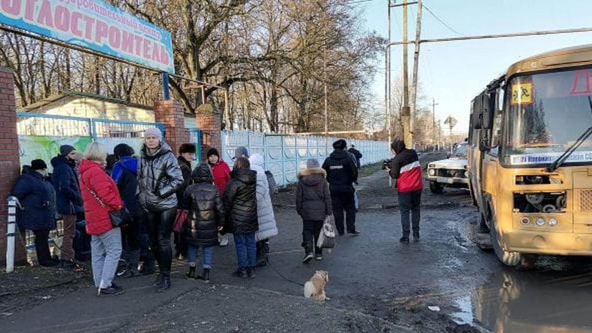 Сотні евакуйованих з ОРДО з вечора сидять у холодних автобусах