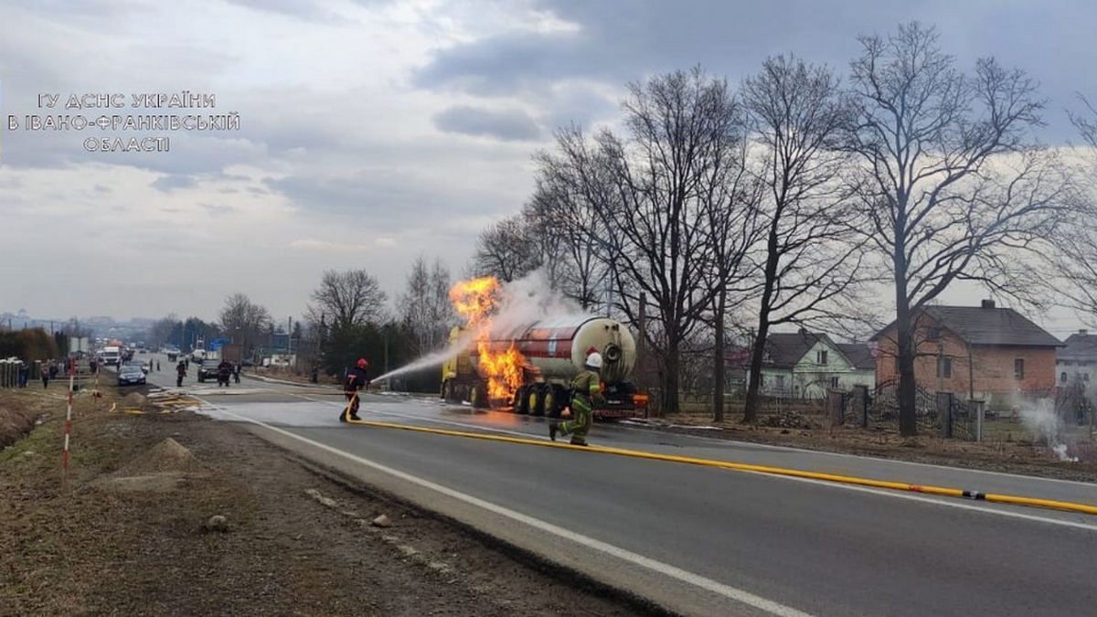 На Прикарпатті загорілась цистерна газовоза: подробиці