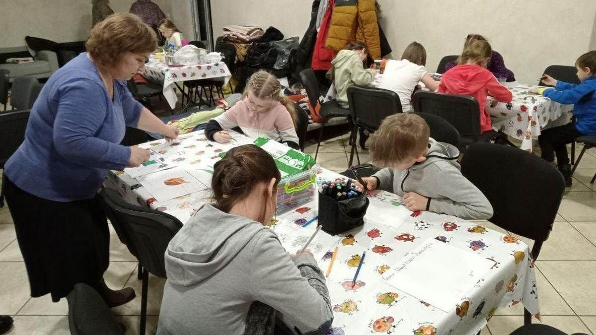 Малюнки українських дітей війни передадуть у Гаагу