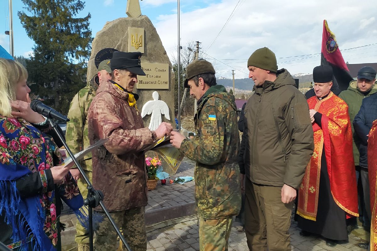 В Микуличині відкрили пам'ятник Героям Небесної Сотні 1