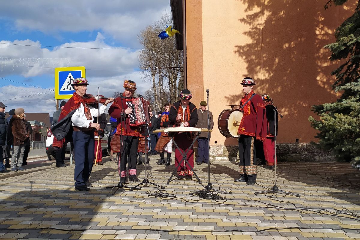 В Микуличині відкрили пам'ятник Героям Небесної Сотні 3