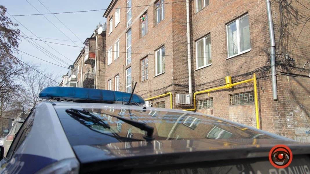 На Коломийщині поліцейські приїхали на сімейну сварку, а знайшли в домі наркотики та зброю