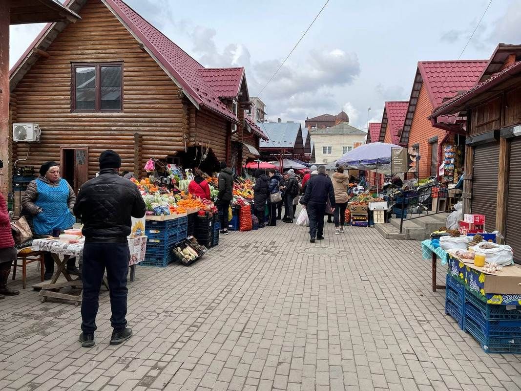 Чи вистачає продуктів у магазинах та на ринку Коломиї 6