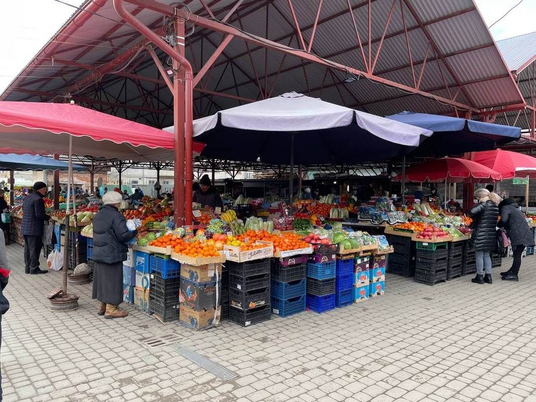 Чи вистачає продуктів у магазинах та на ринку Коломиї 5