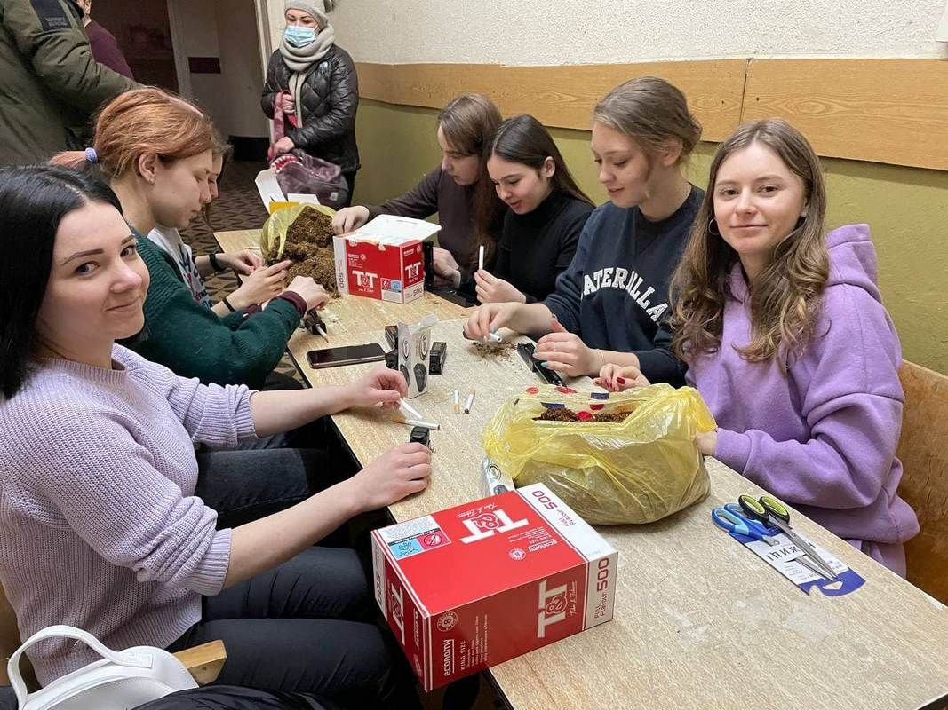 Коломия не панікує: волонтери виготовляють маскувальні сітки, цигарки та інше 7