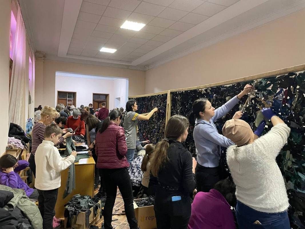 Коломия не панікує: волонтери виготовляють маскувальні сітки, цигарки та інше 6