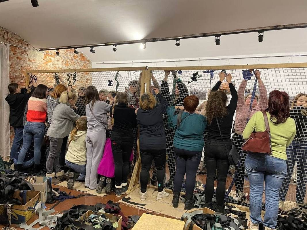 Коломия не панікує: волонтери виготовляють маскувальні сітки, цигарки та інше 5