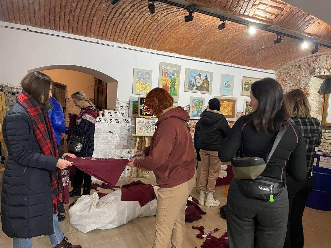 Коломия не панікує: волонтери виготовляють маскувальні сітки, цигарки та інше 4