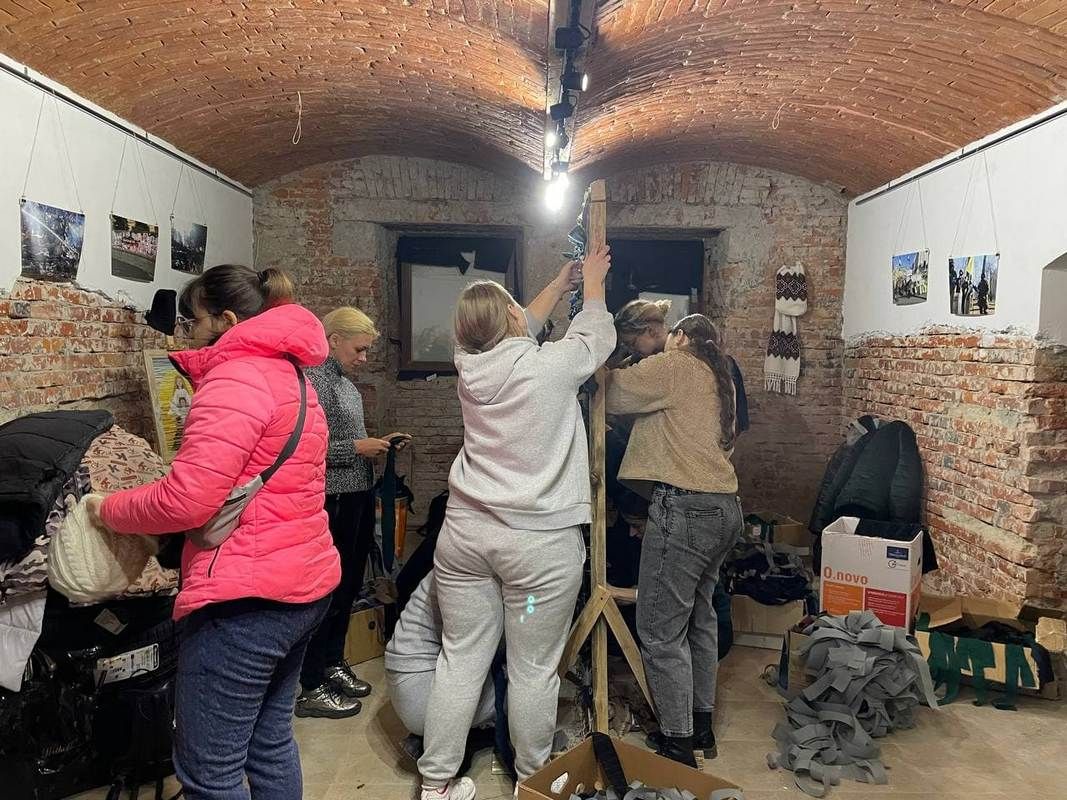 Коломия не панікує: волонтери виготовляють маскувальні сітки, цигарки та інше 3