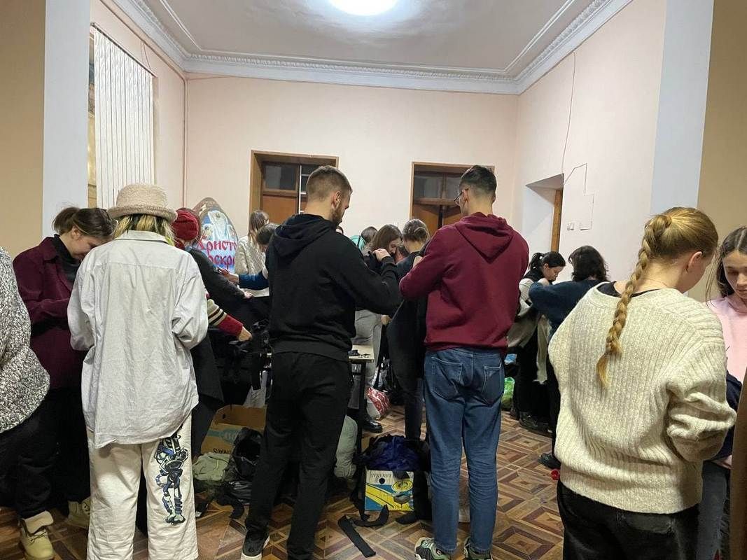 Коломия не панікує: волонтери виготовляють маскувальні сітки, цигарки та інше 2