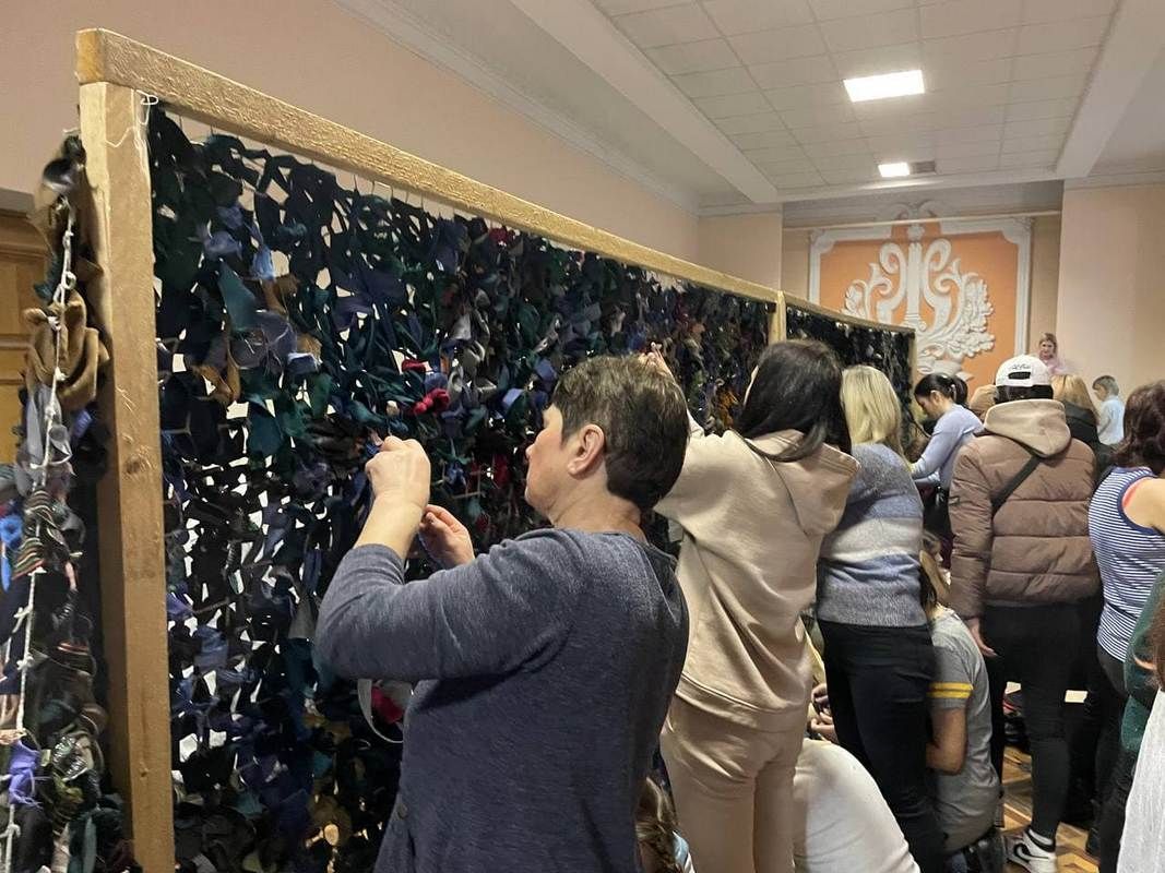 Коломия не панікує: волонтери виготовляють маскувальні сітки, цигарки та інше 1