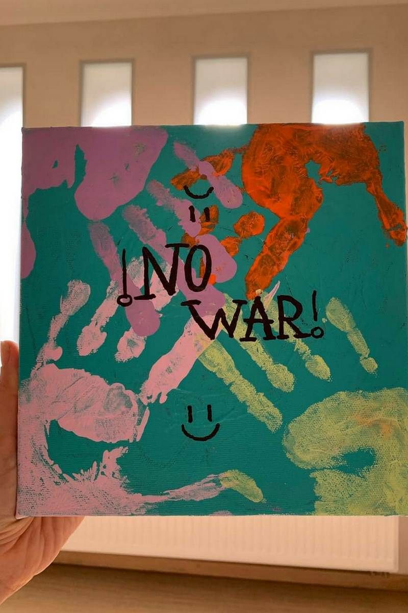 Малюнки українських дітей війни передадуть у Гаагу 13