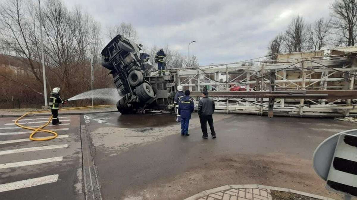 На Прикарпатті перекинулася вантажівка: паливо розлилось на дорогу