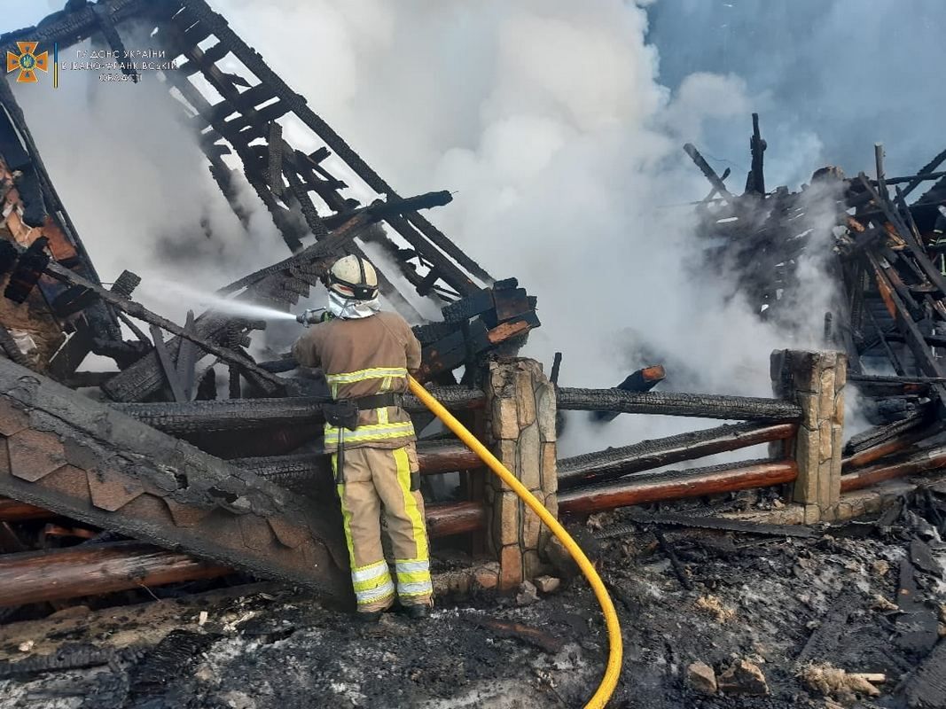 На Прикарпатті горів трьохповерховий котедж 1