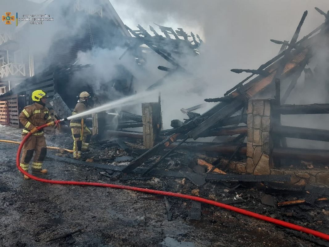 На Прикарпатті горів трьохповерховий котедж 2