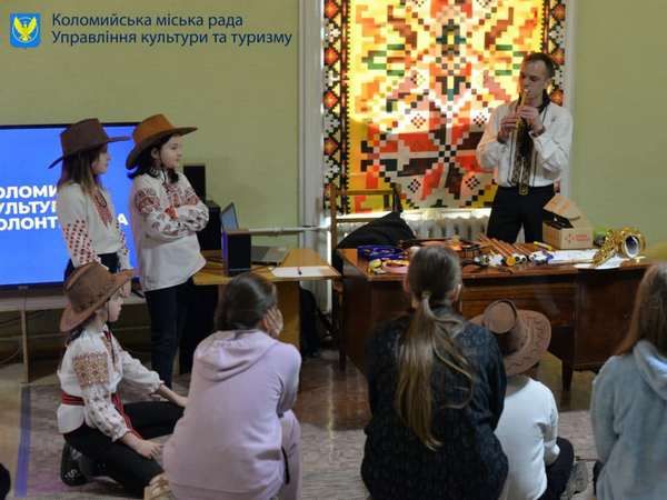 До Коломиї з'їхались митці й об'єдналися довкола волонтерського центру 1