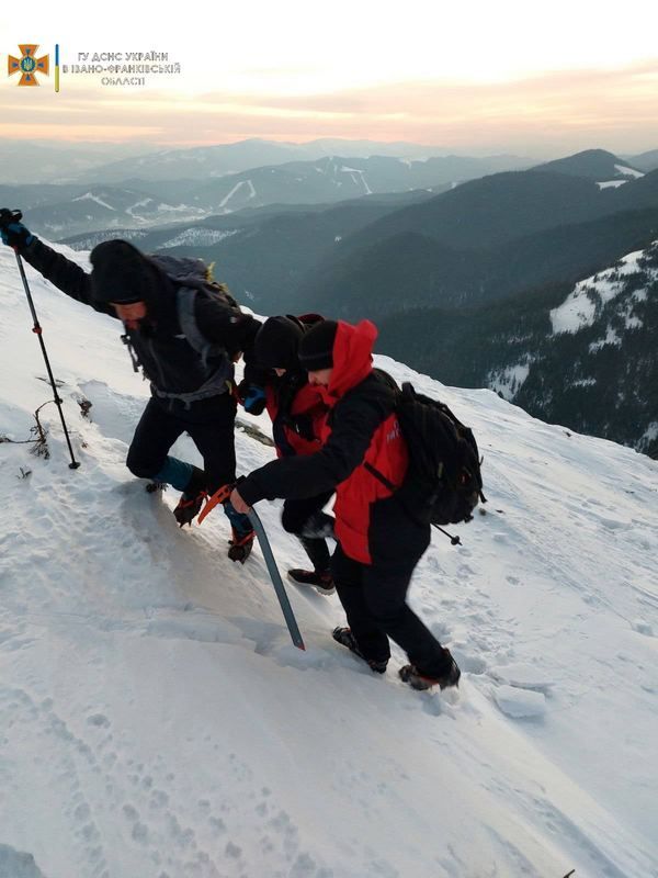 Киянка, яка сама пішла в Карпати, впала та застрягла на схилі гори 1