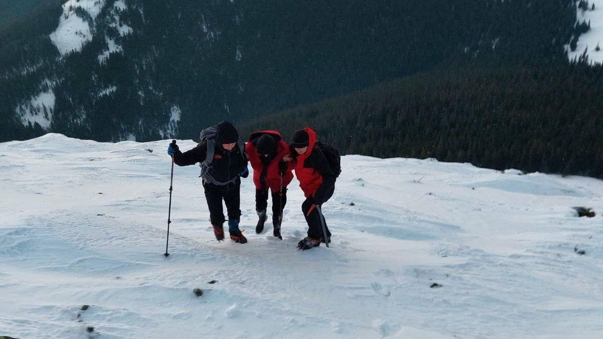 Киянка, яка сама пішла в Карпати, впала та застрягла на схилі гори