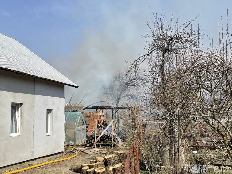 Забавляння з сірниками | у Коломиї спалахнув сарай 1